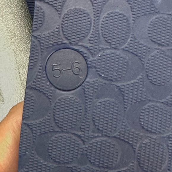 Coach Amel Navy/Tan Thong Flip Flops Size 6 B Silver Bow Detail Signatur… - Picture 14 of 15